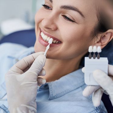 Glückliche Frau bei einer Behandlung